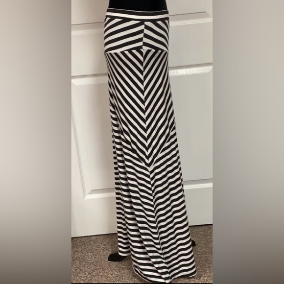 Ava & Grace stripe blk/ off wht skirt- medium. - Picture 2 of 8